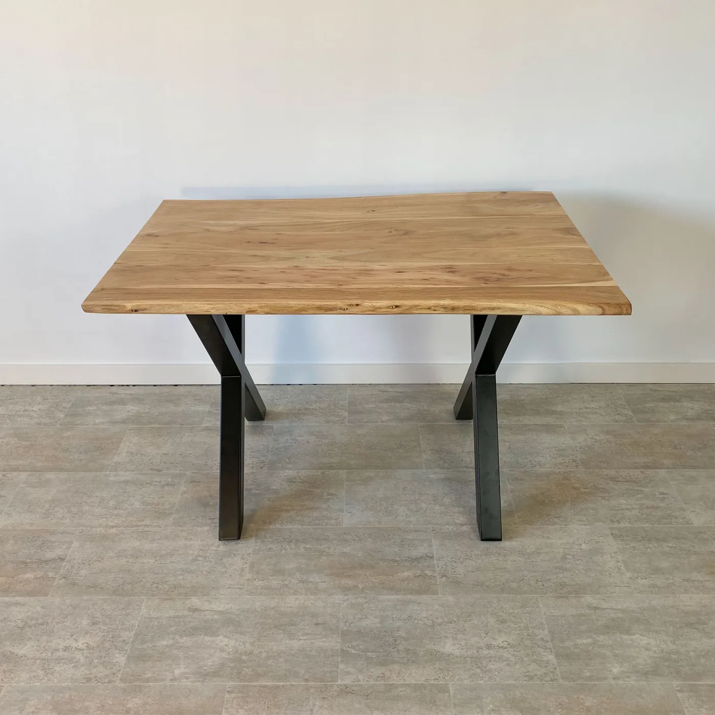 Acacia dining table — Photo 1