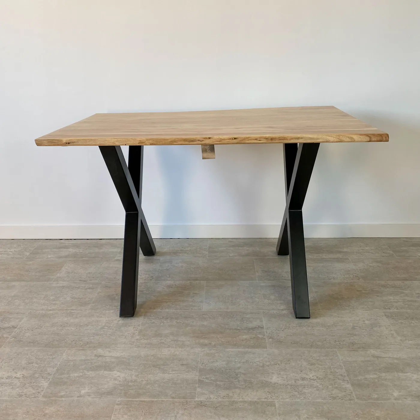 Acacia dining table — Photo 2