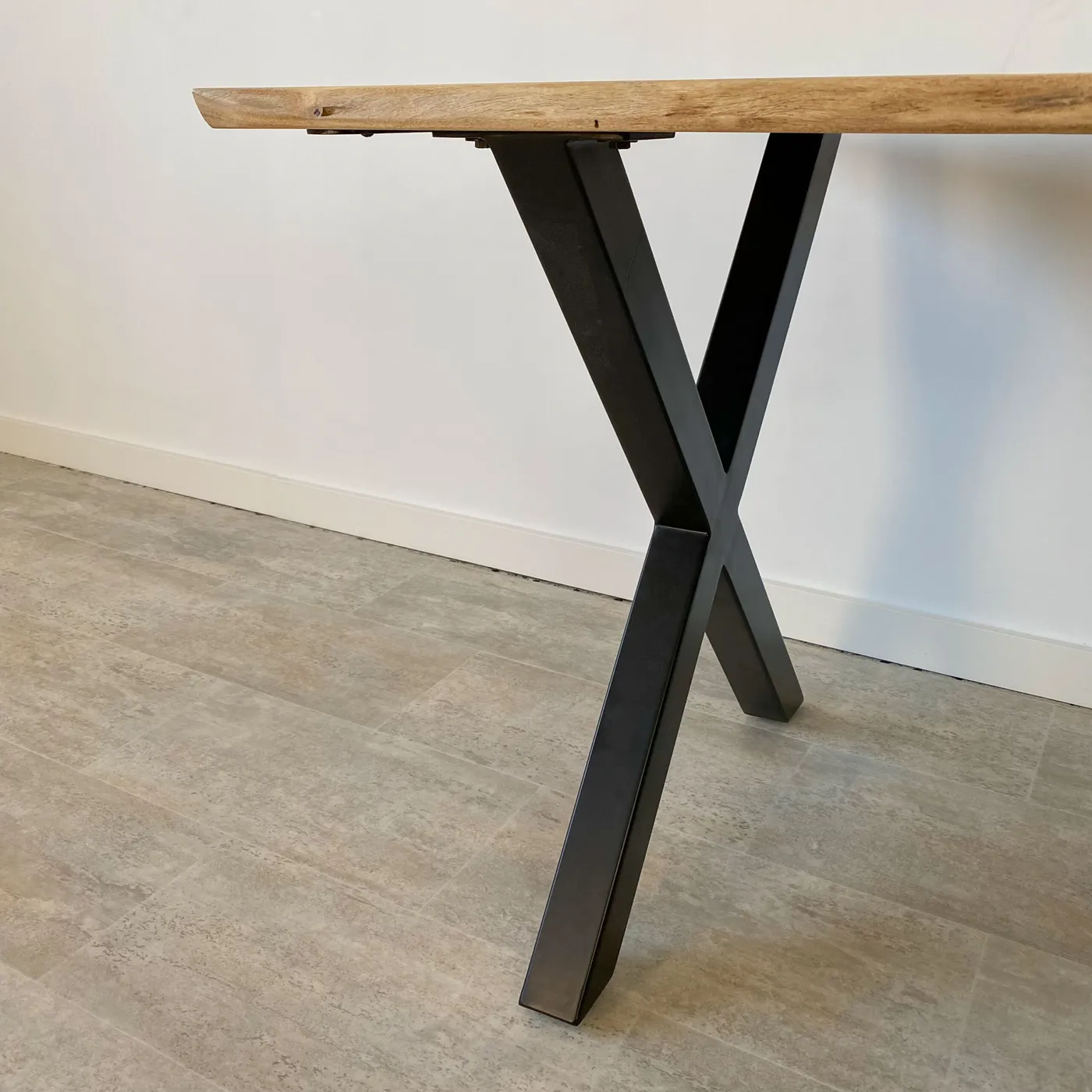 Acacia dining table — Photo 4