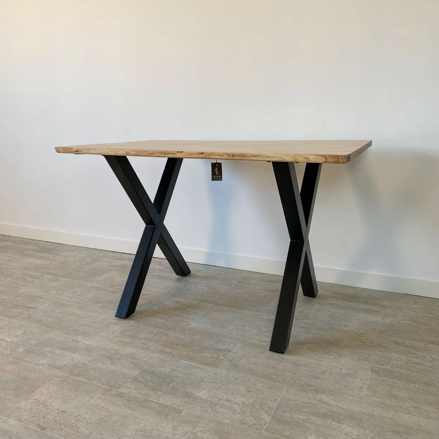 Acacia dining table — Photo 6