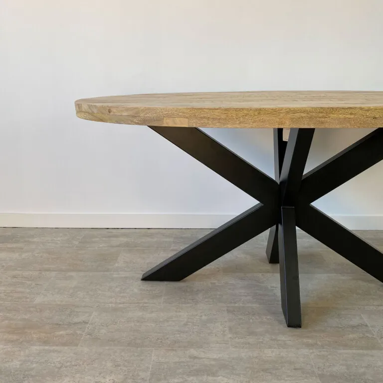 Mesa de comedor ovalada de mango y metal — Foto 2