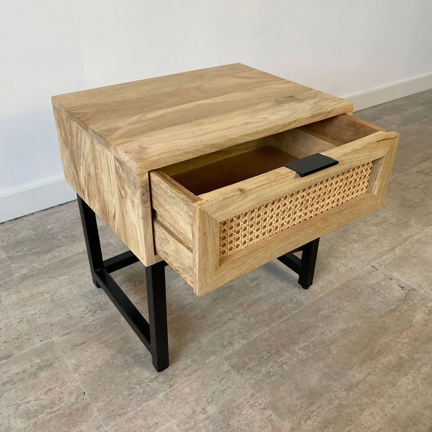 Table de nuit en manguier et rotin — Photo 2