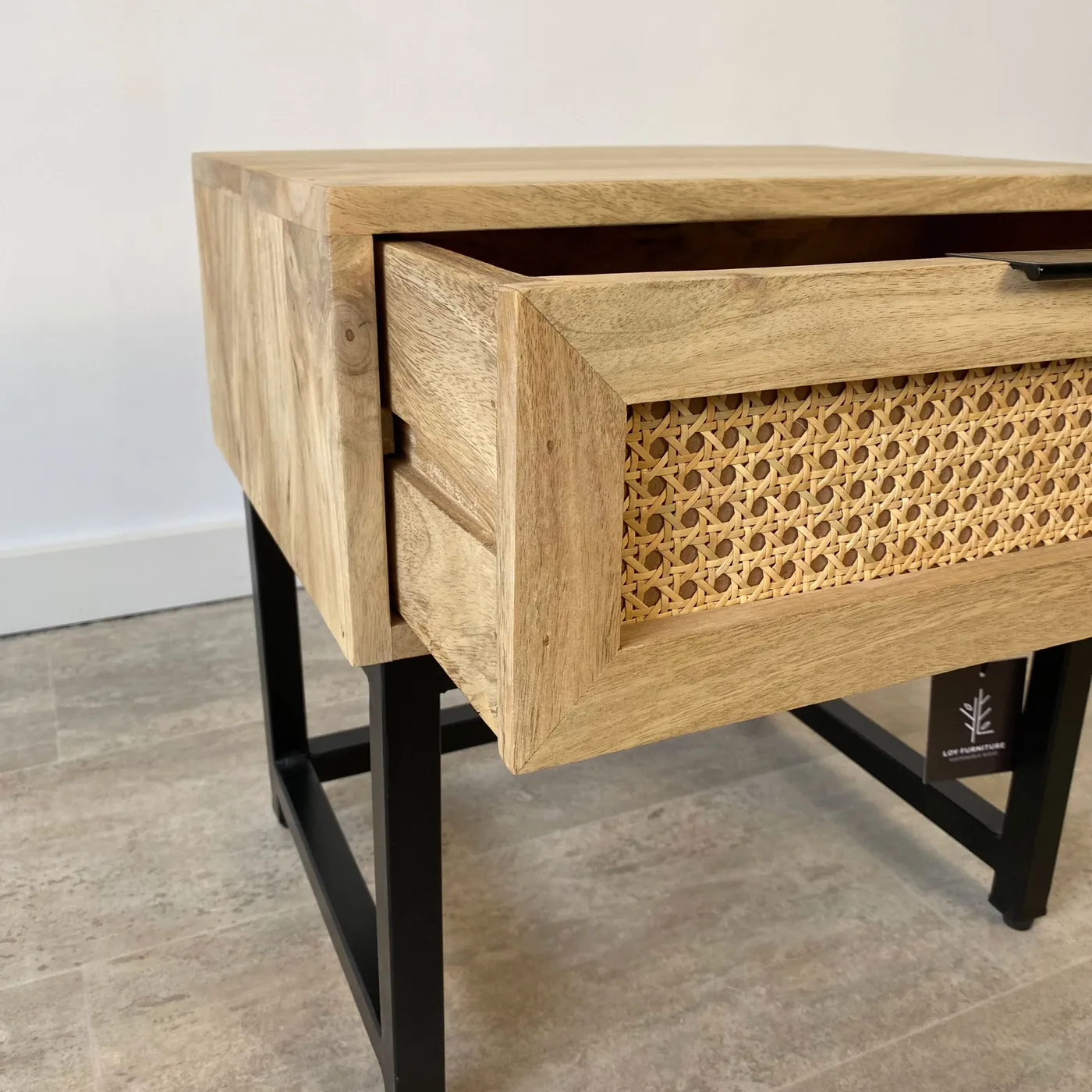 Table de nuit en manguier et rotin — Photo 6