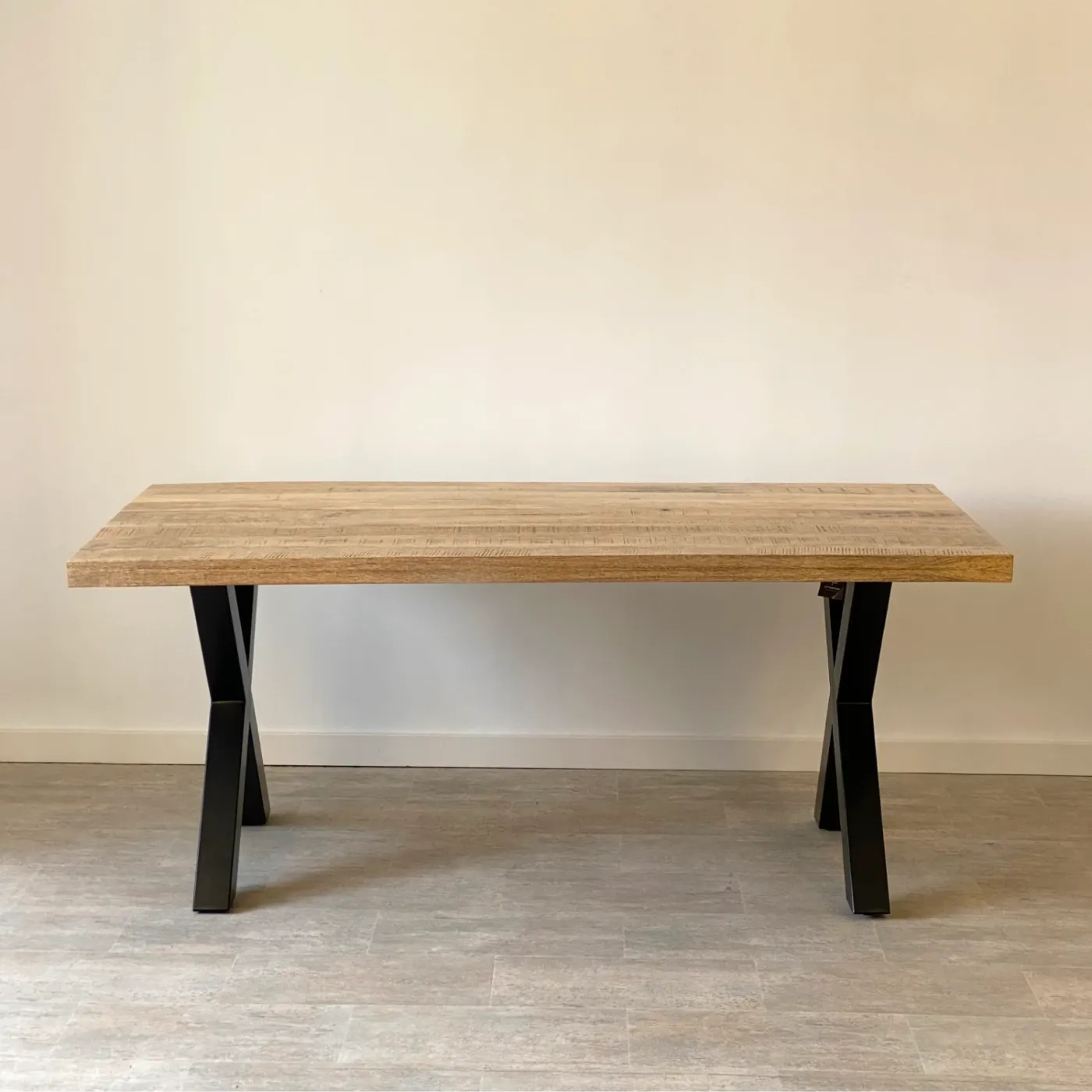 Mesa de comedor de metal y mango — Foto 1