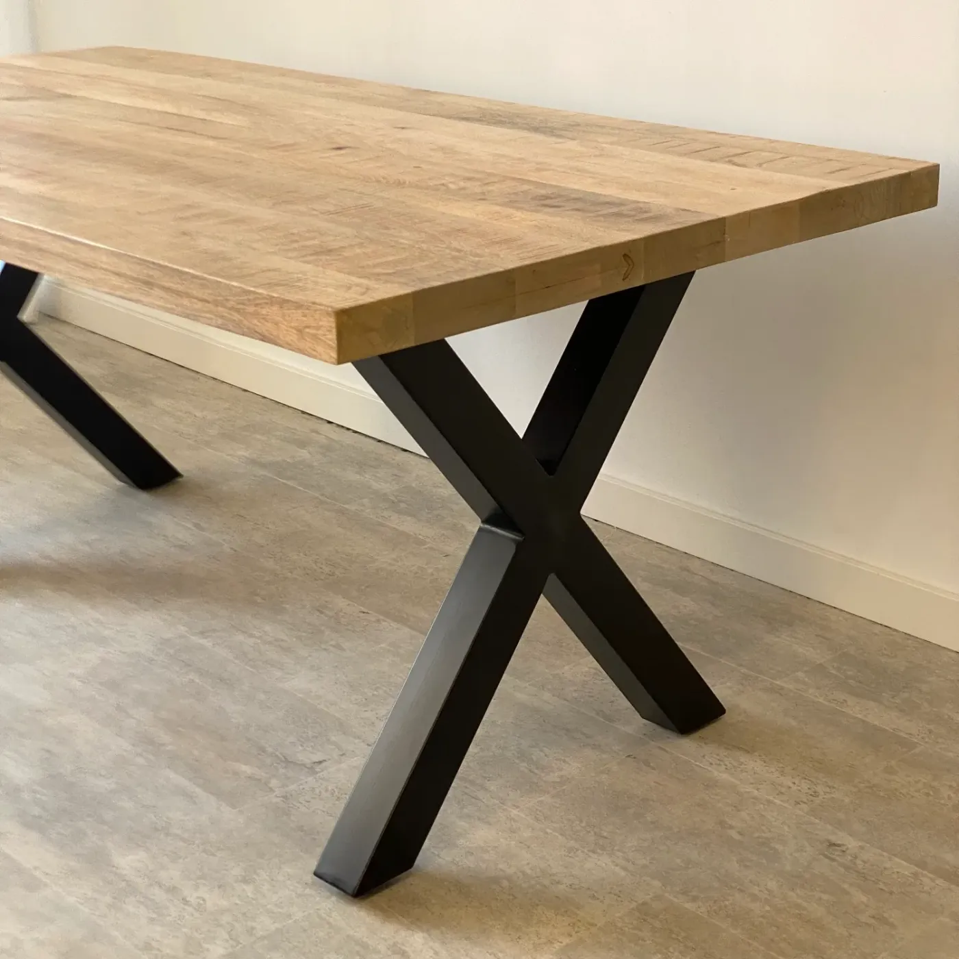 Mesa de comedor de metal y mango — Foto 2