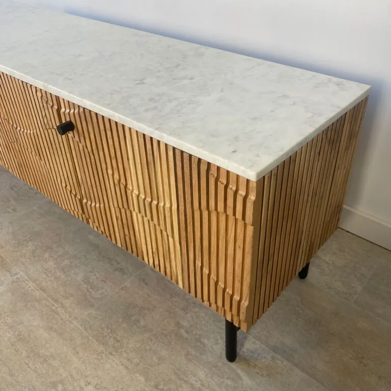 Milán acacia and white marble TV unit — Photo 2