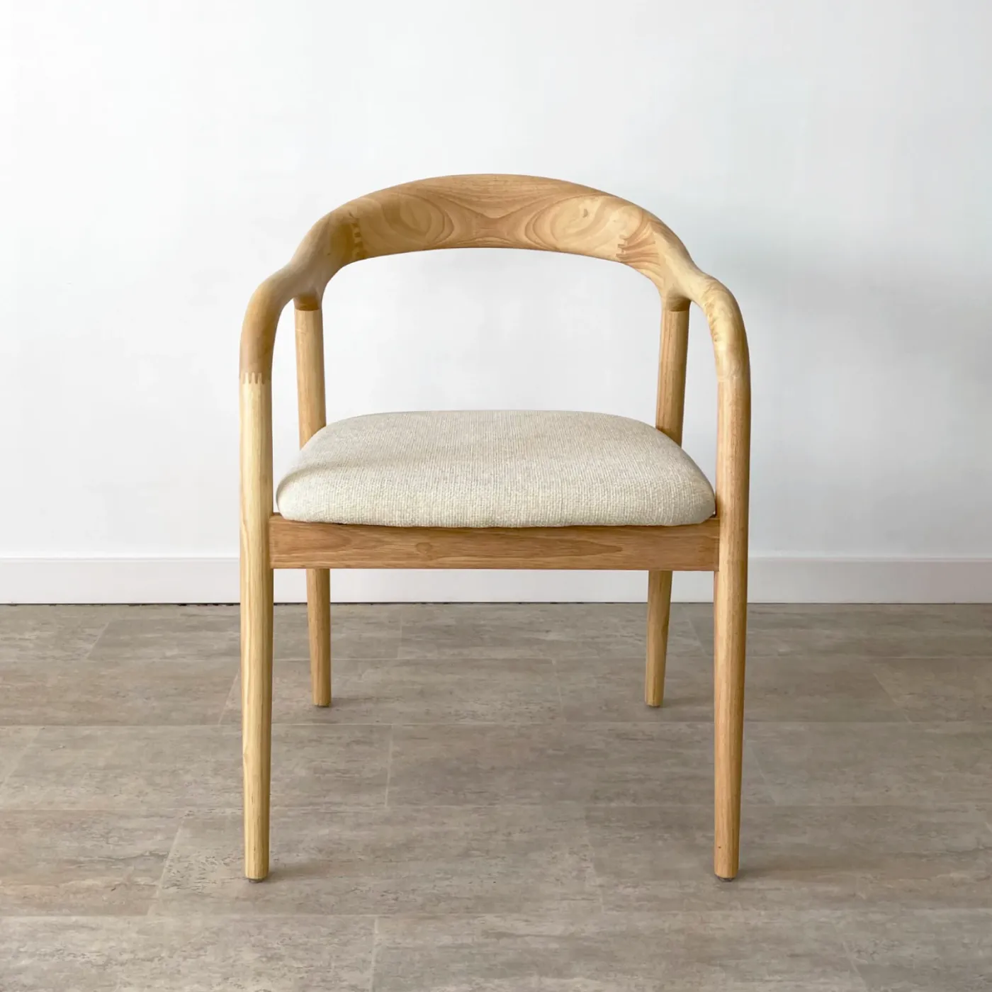 Lot de 2 – chaises à accoudoirs en hévéa naturel — Photo 2