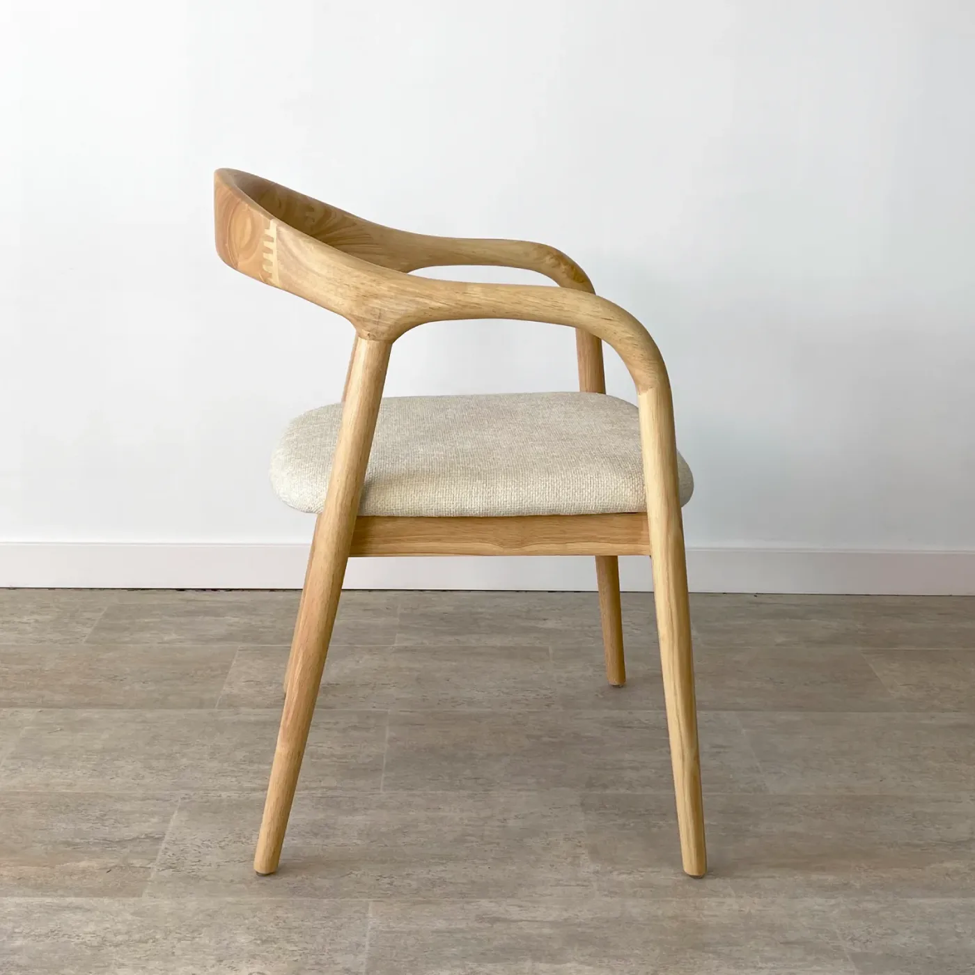 Lot de 2 – chaises à accoudoirs en hévéa naturel — Photo 3
