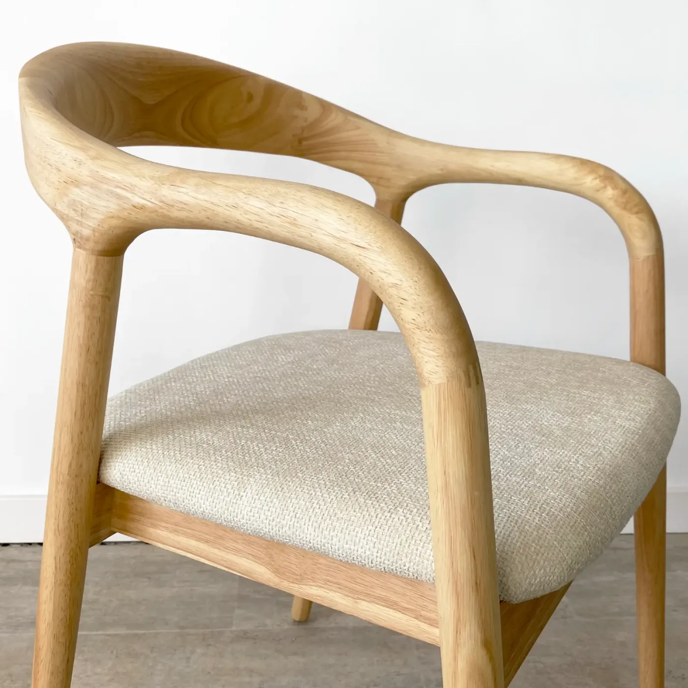 Lot de 2 – chaises à accoudoirs en hévéa naturel — Photo 5