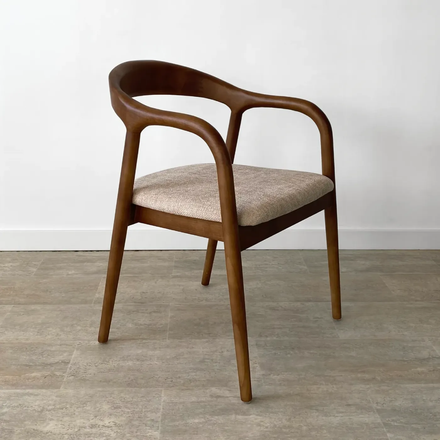 Set van 2 – stoelen met armleuningen van rubberhout en notenhout — Foto 1