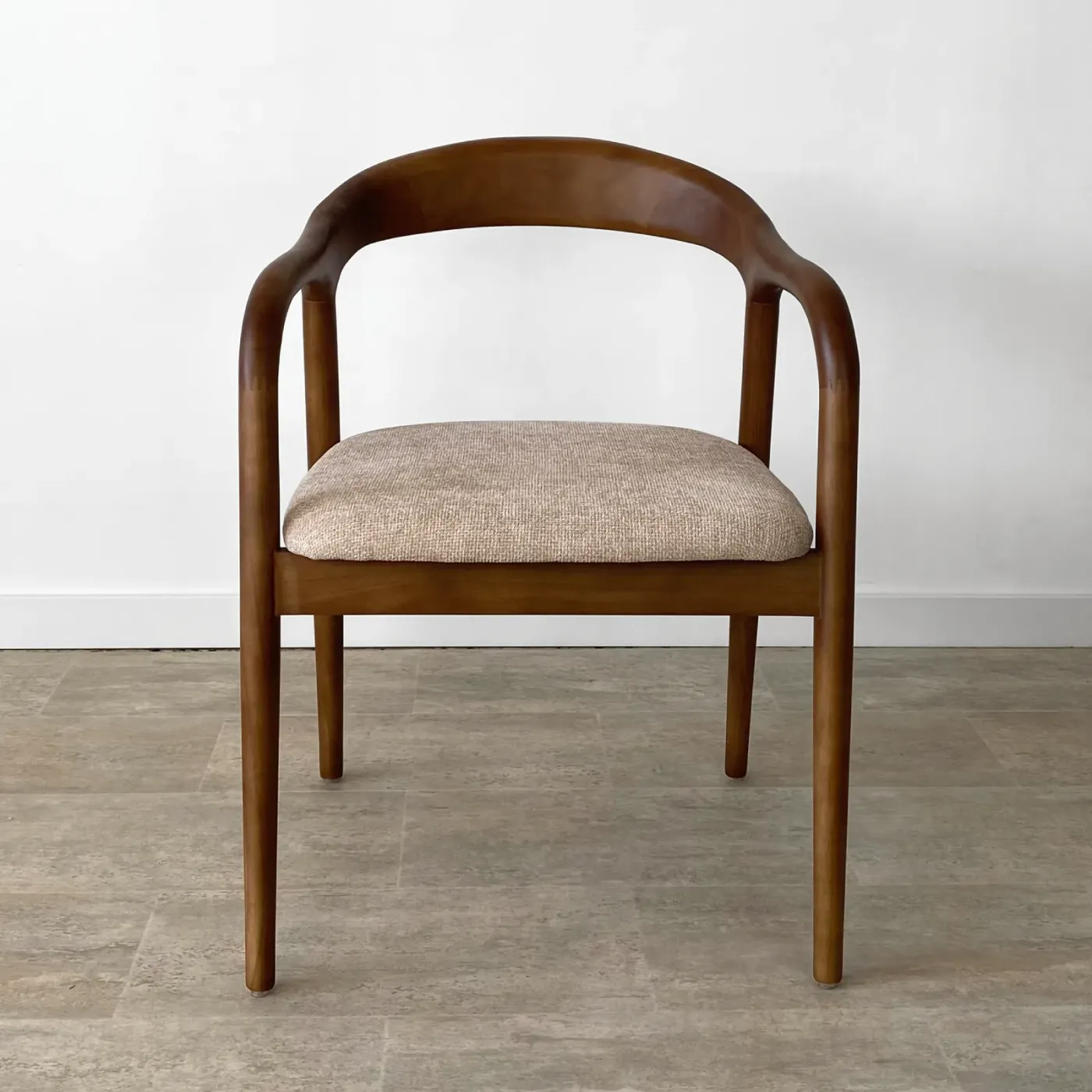 Set van 2 – stoelen met armleuningen van rubberhout en notenhout — Foto 3