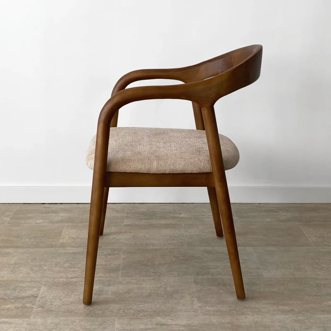 Set van 2 – stoelen met armleuningen van rubberhout en notenhout — Foto 4