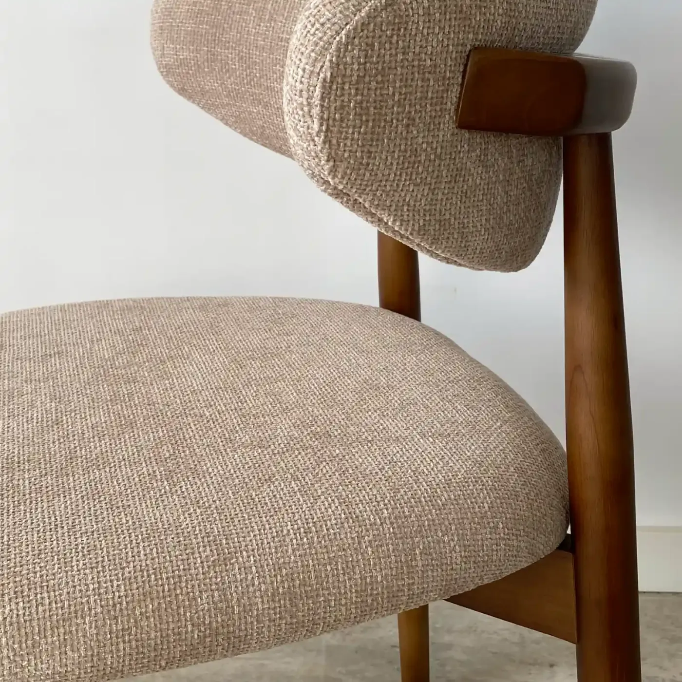 Set van 2 – stoelen van rubberhout en notenhout — Foto 5