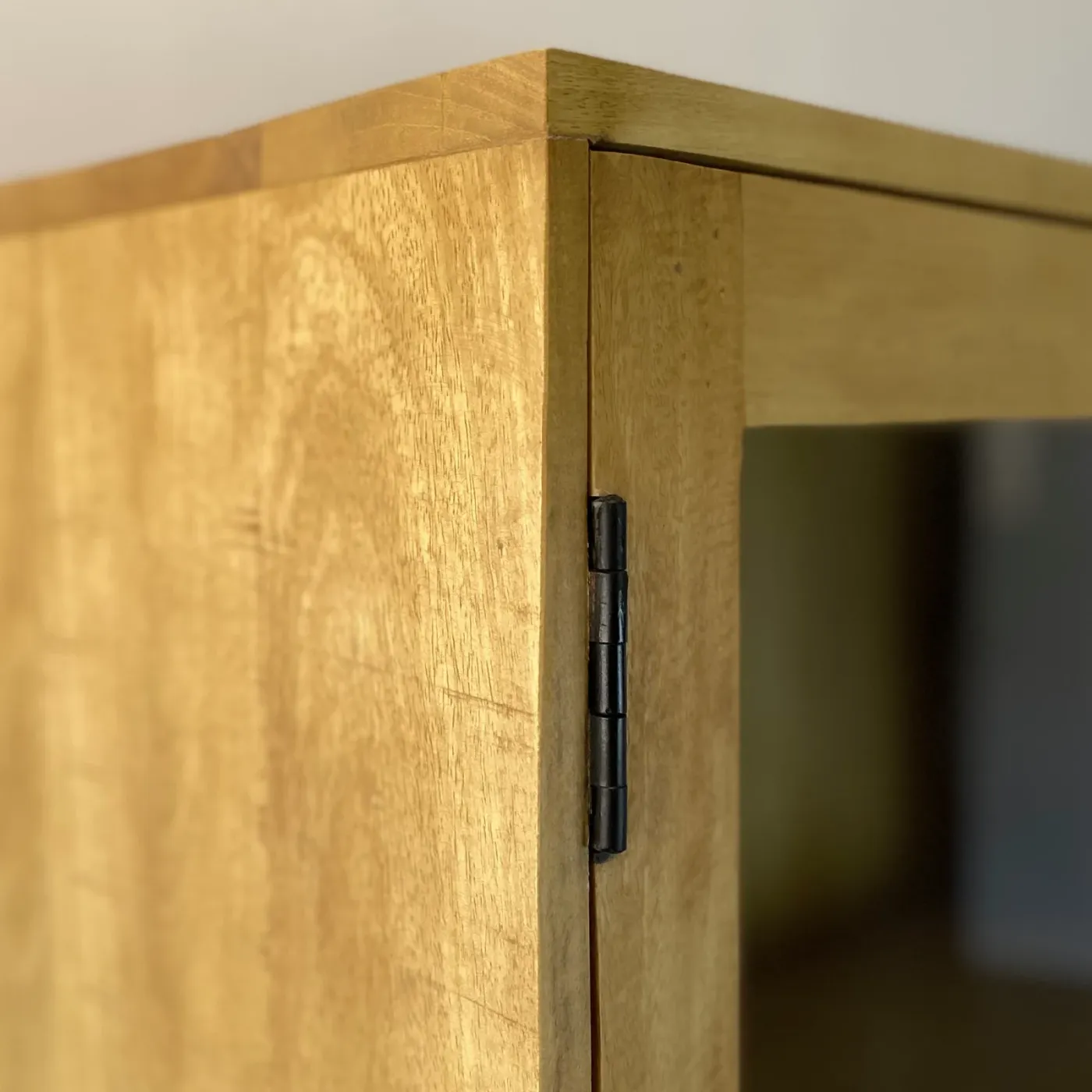 Basic vitrinekast met deuren van mangohout — Foto 5