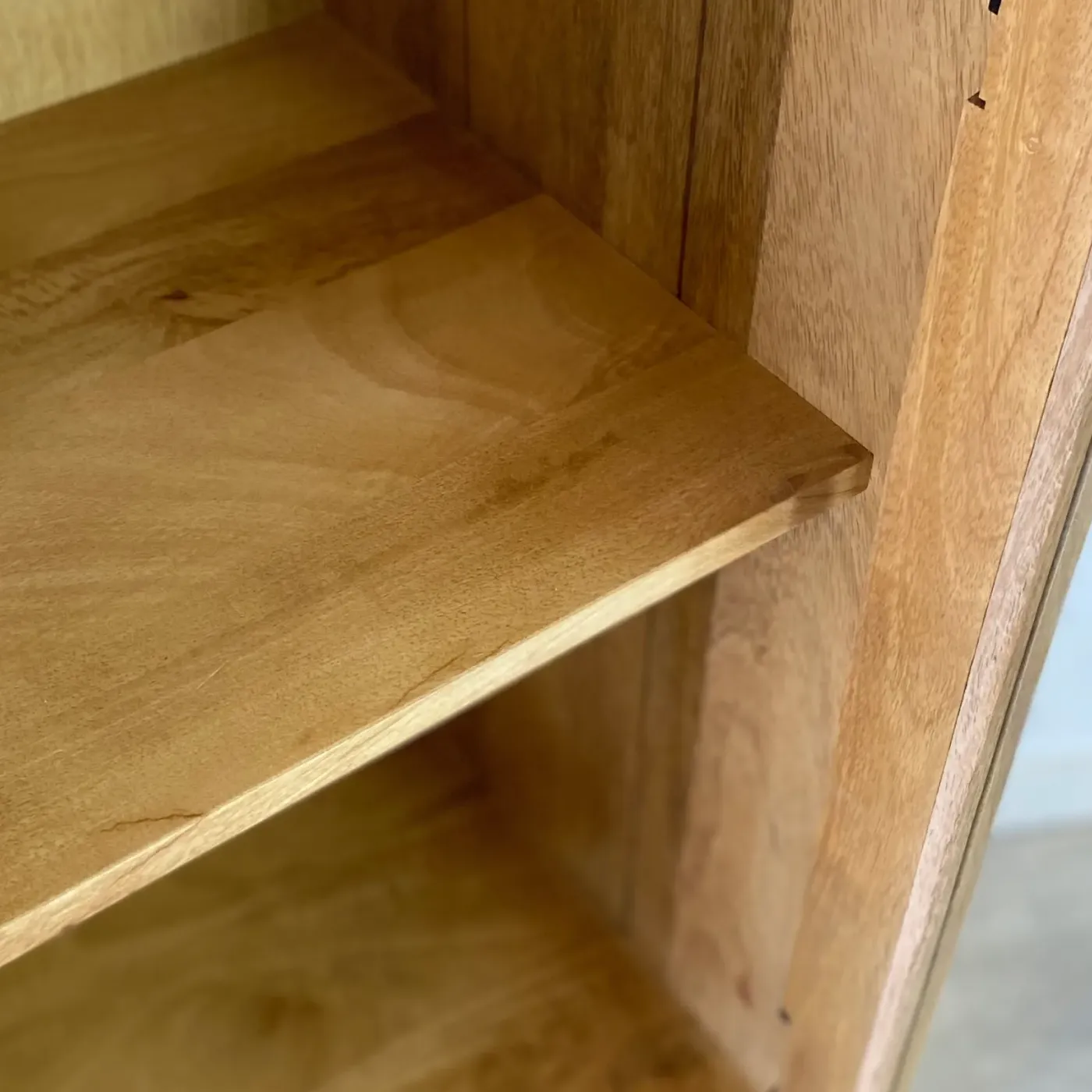 Basic vitrinekast met deuren van mangohout — Foto 6