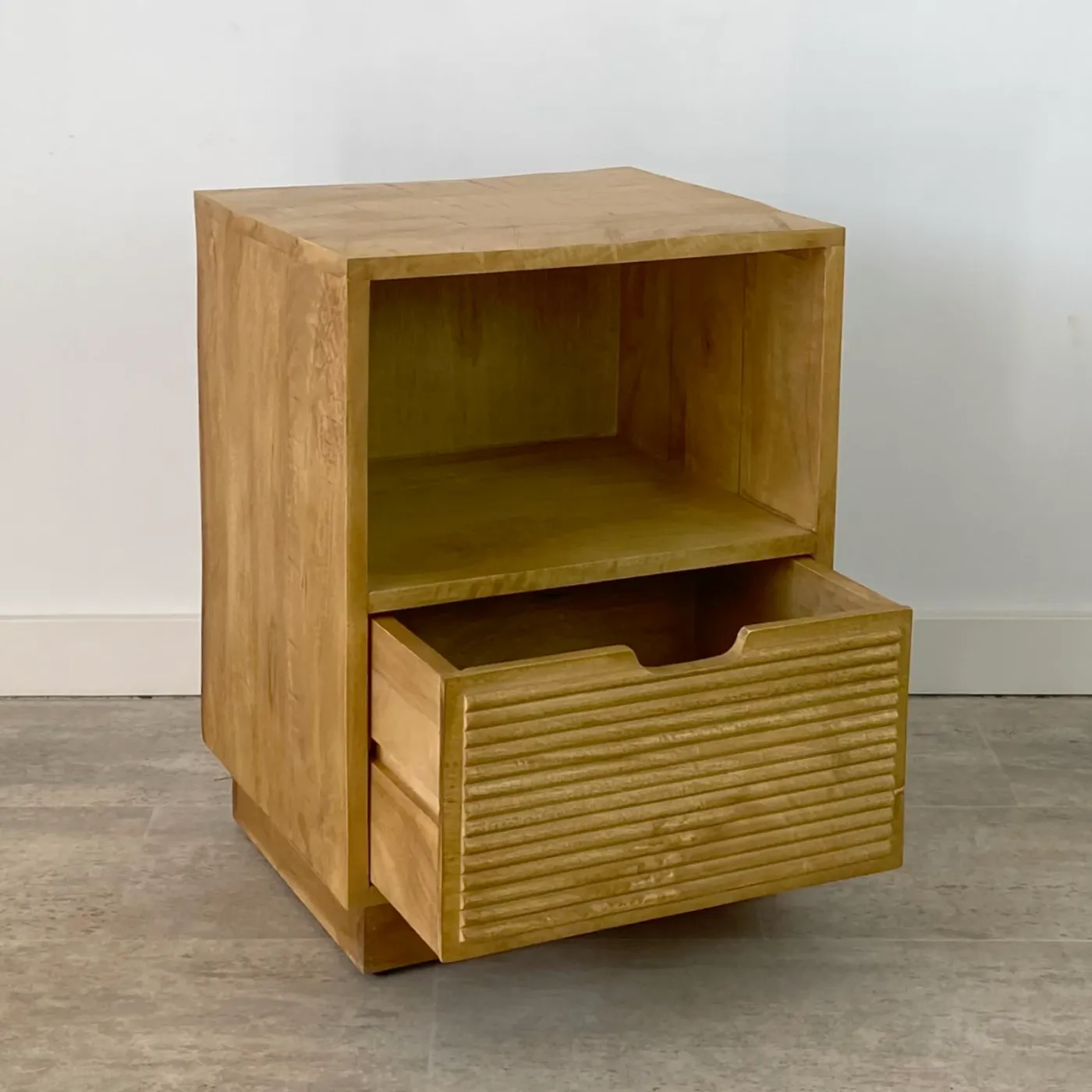Basic mango wood bedside table — Photo 2