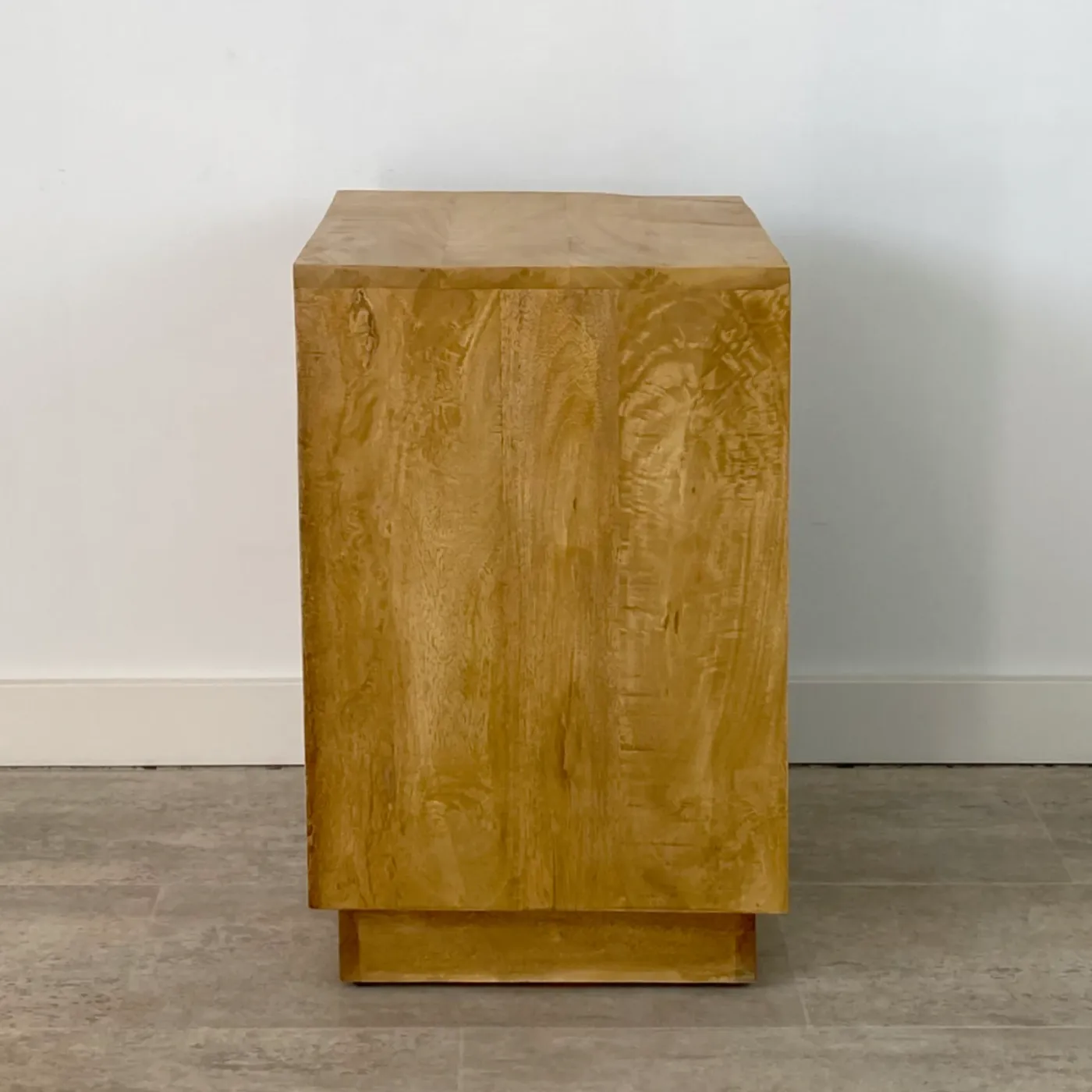 Basic mango wood bedside table — Photo 3