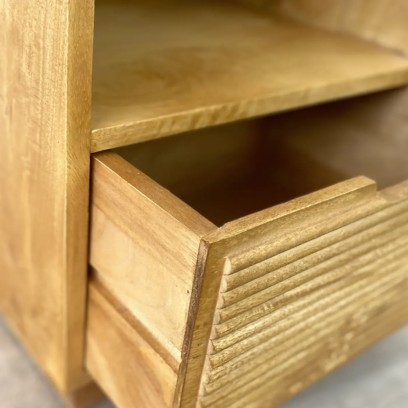 Basic mango wood bedside table — Photo 5