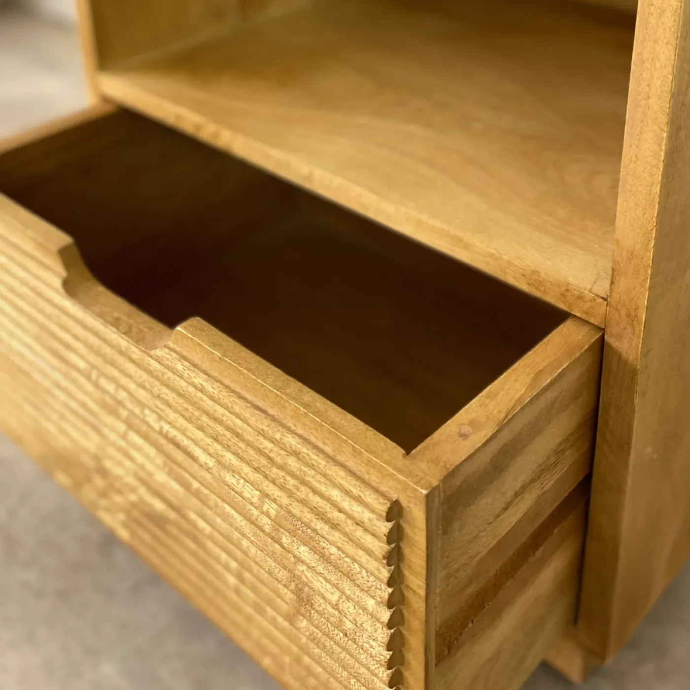 Basic mango wood bedside table — Photo 6