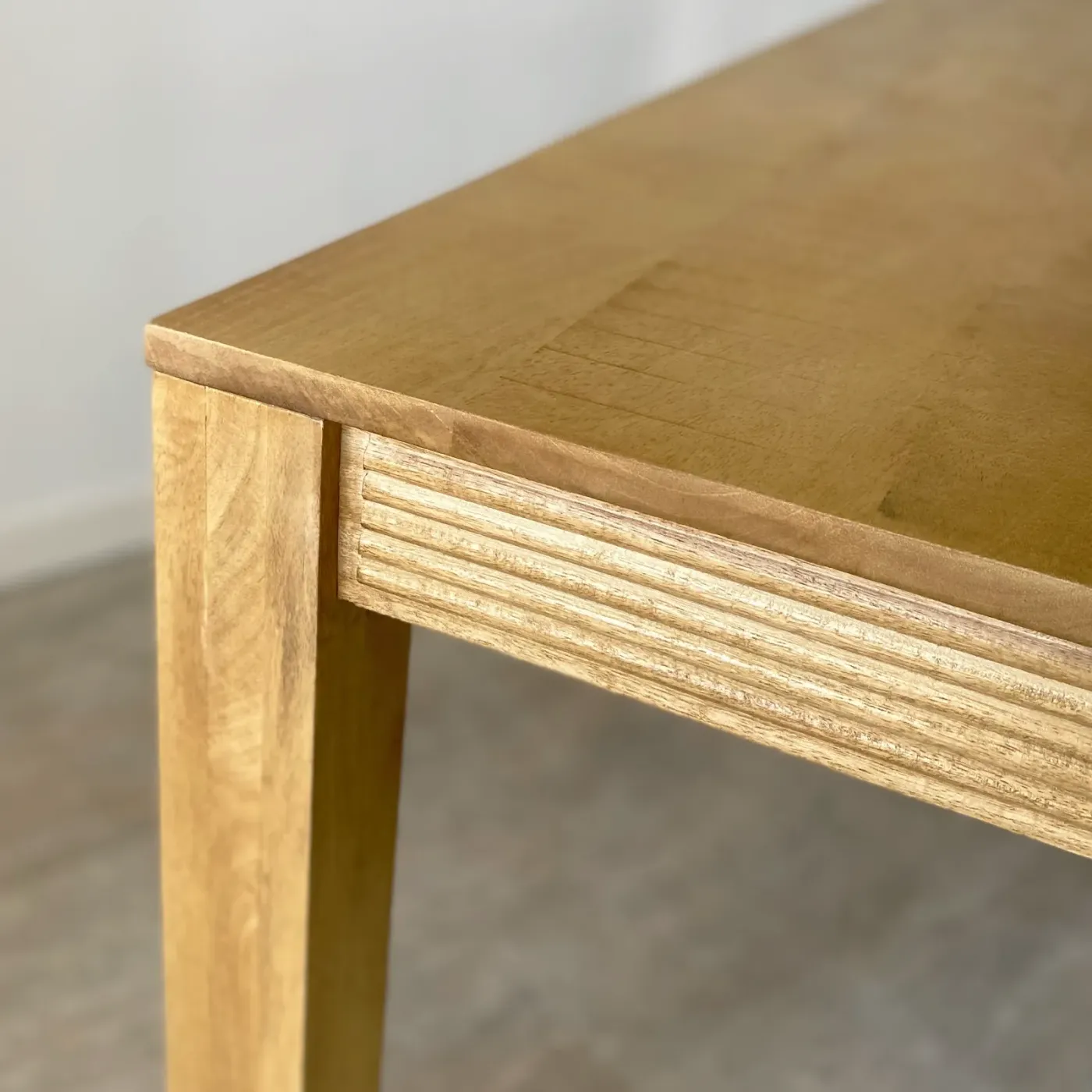 Basic mango wood dining table — Photo 6