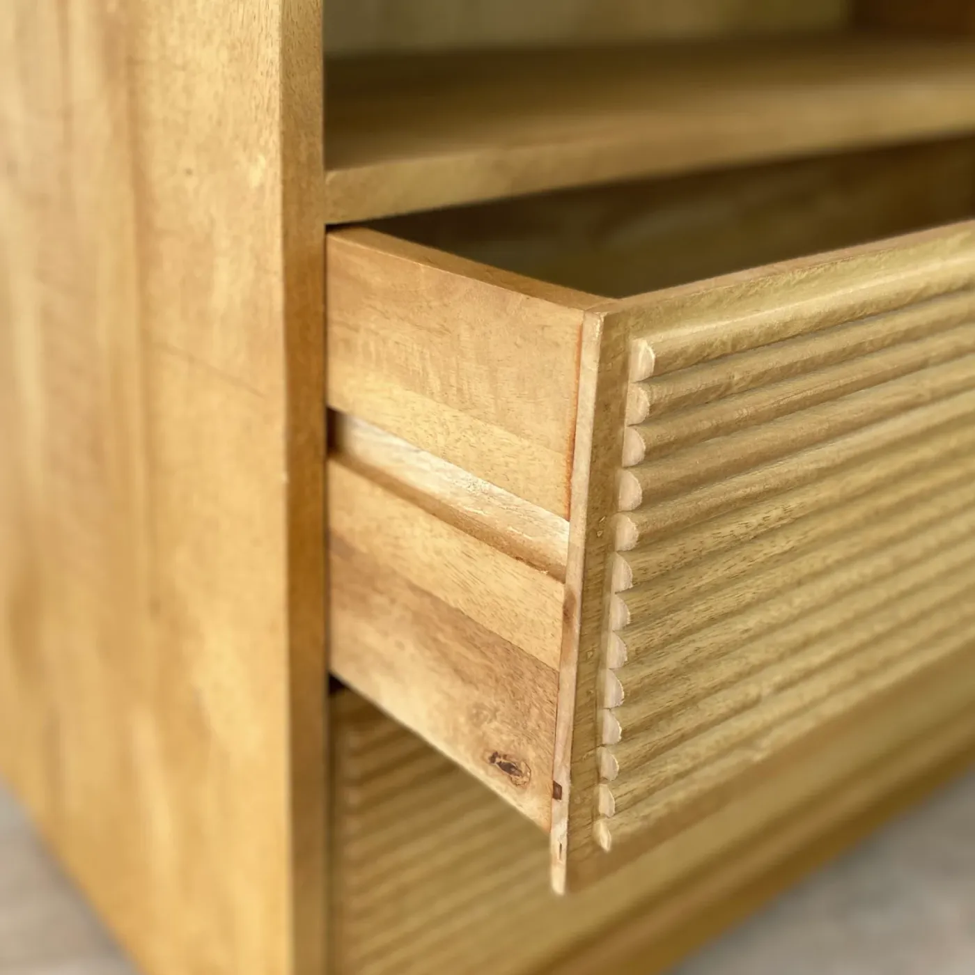 Basic mango wood chest of drawers — Photo 6