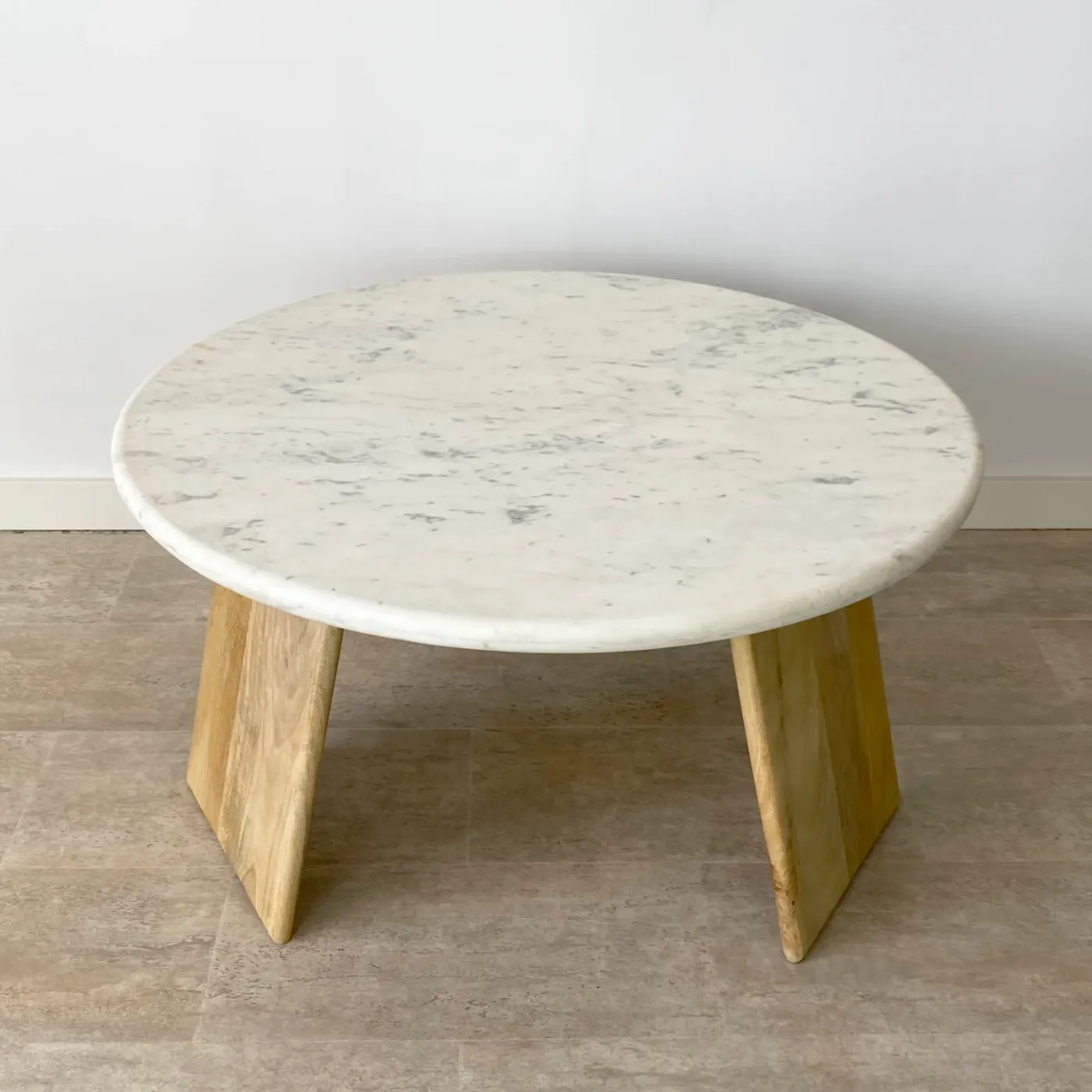 Mesa de centro con patas Ibiza de mango y mármol — Foto 3