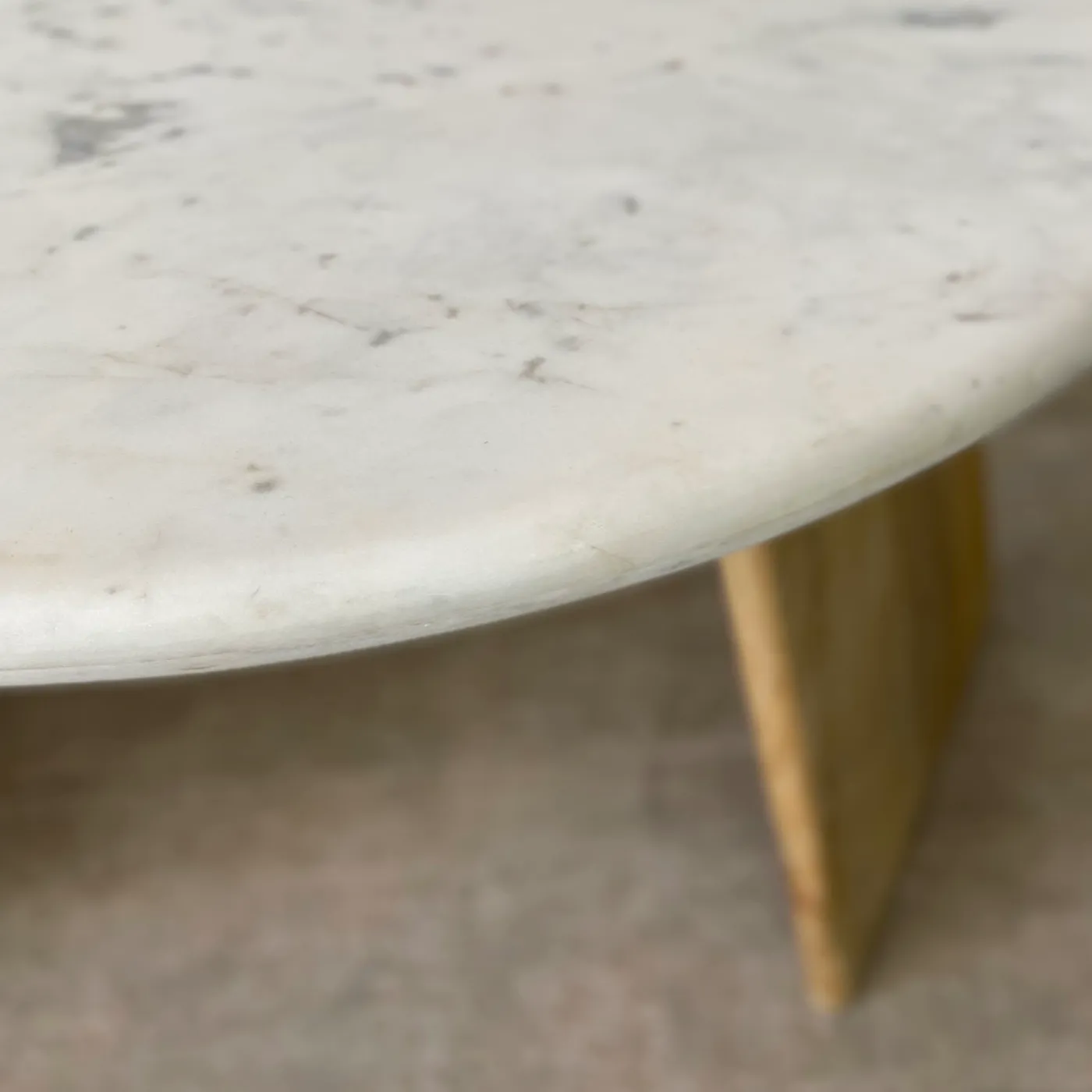 Mesa de centro con patas Ibiza de mango y mármol — Foto 5