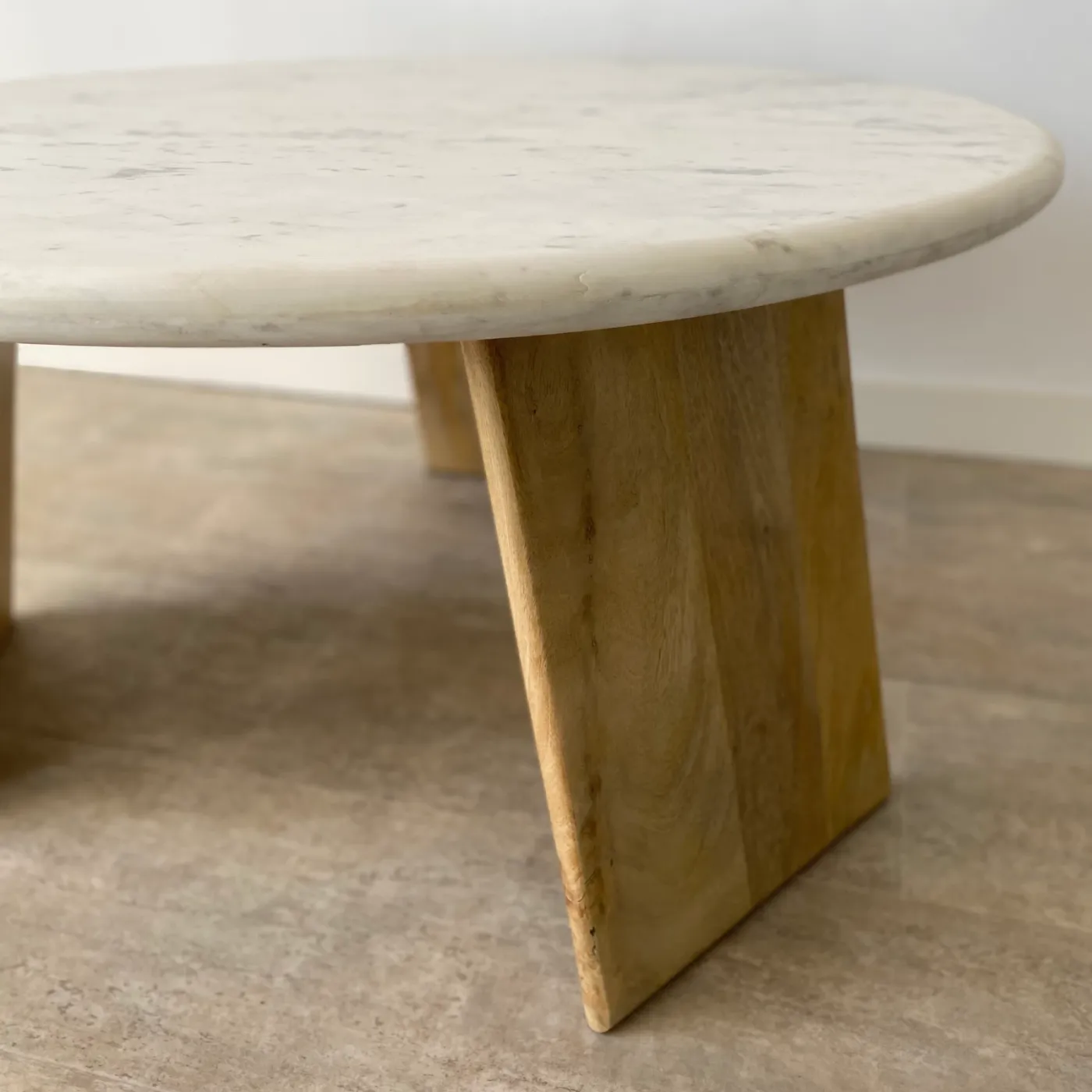 Mesa de centro con patas Ibiza de mango y mármol — Foto 6