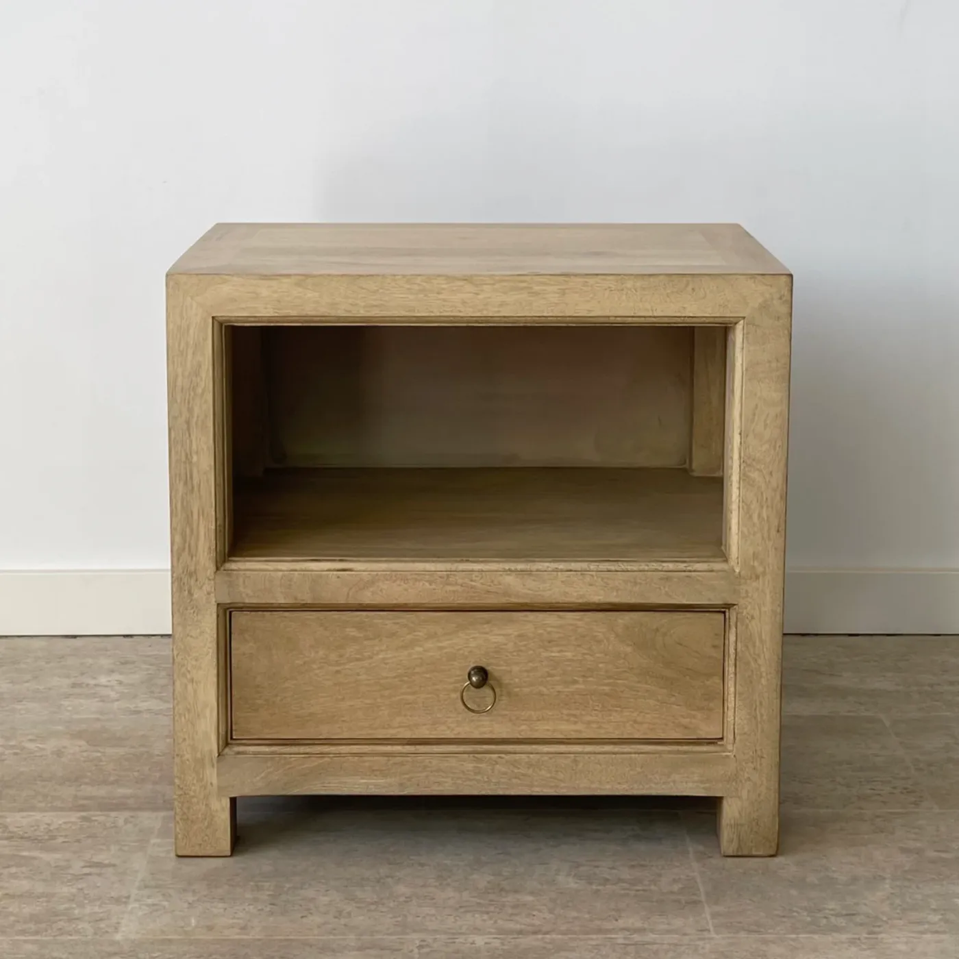 Rustic mango wood bedside table with niche with drawer — Photo 1