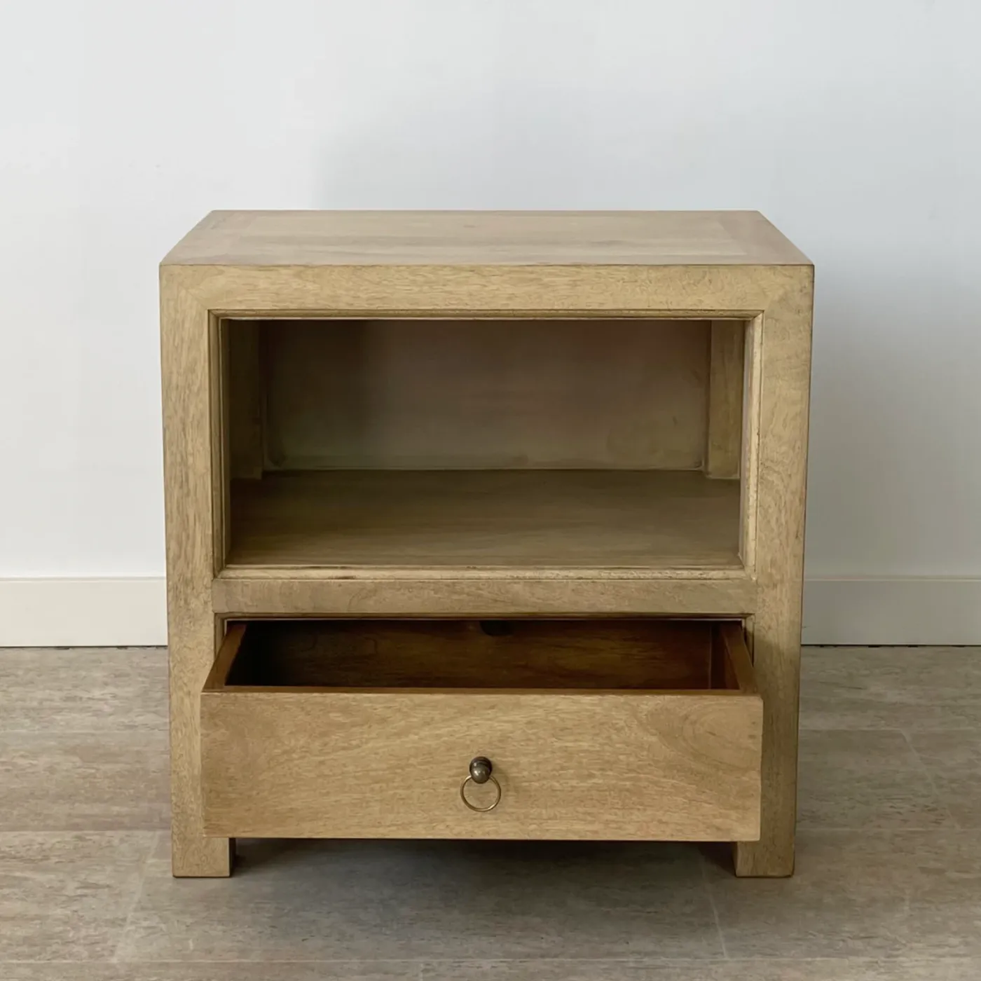 Rustic mango wood bedside table with niche with drawer — Photo 2