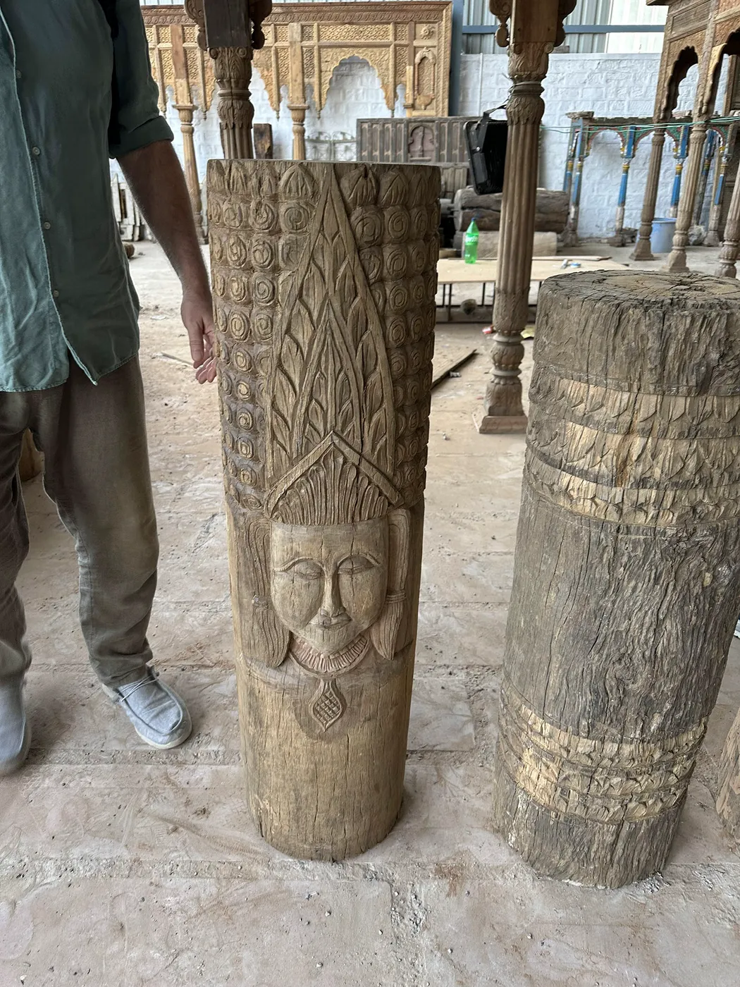 Piédestal bouddha sculpté en teck