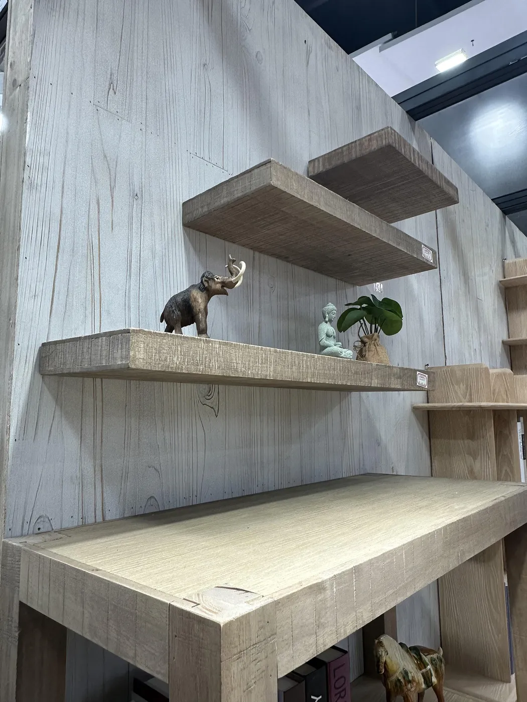 Wandplank van rubberhout — Foto 2