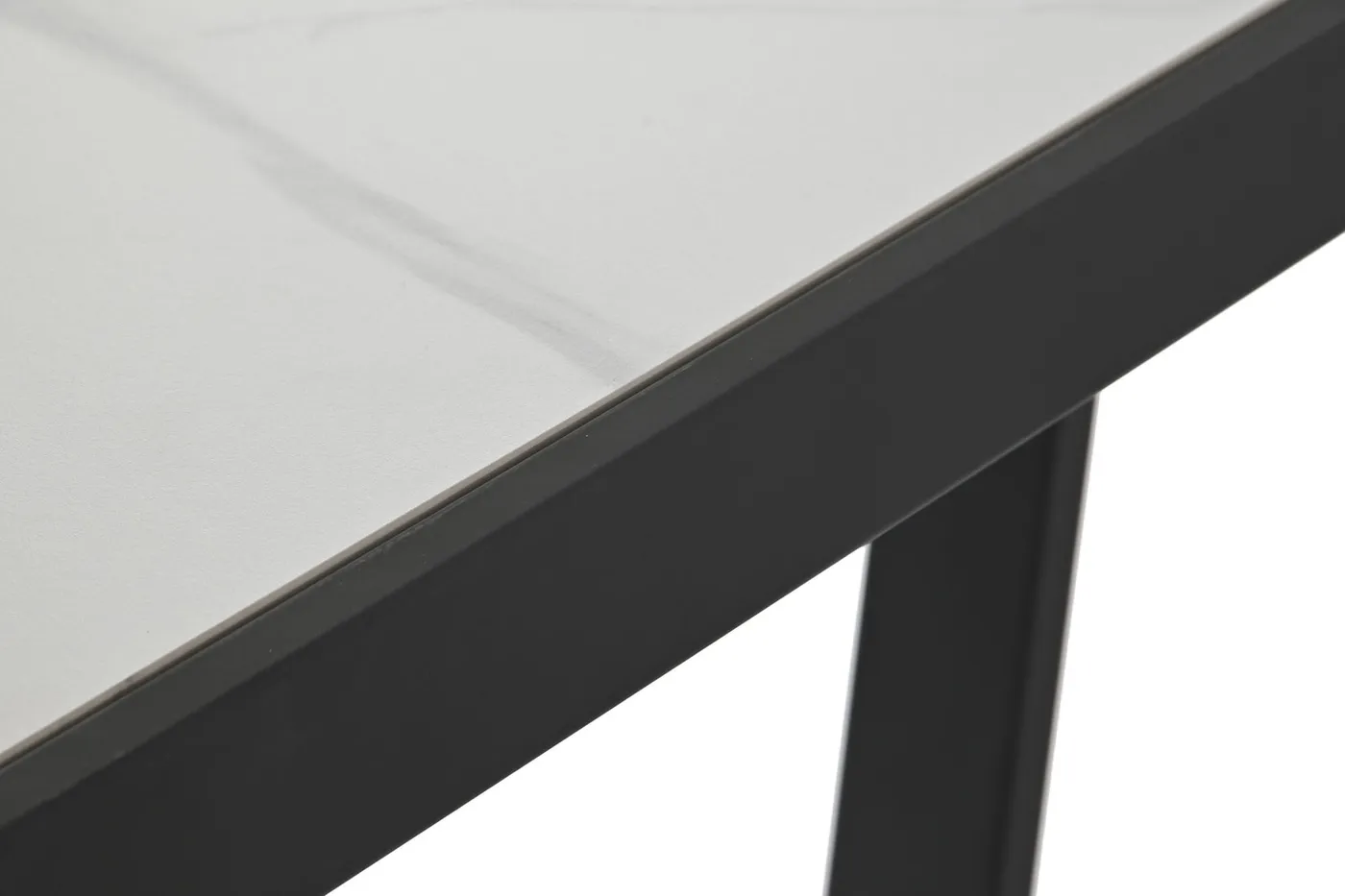 Mesa de comedor de metal y cerámica negra — Foto 2