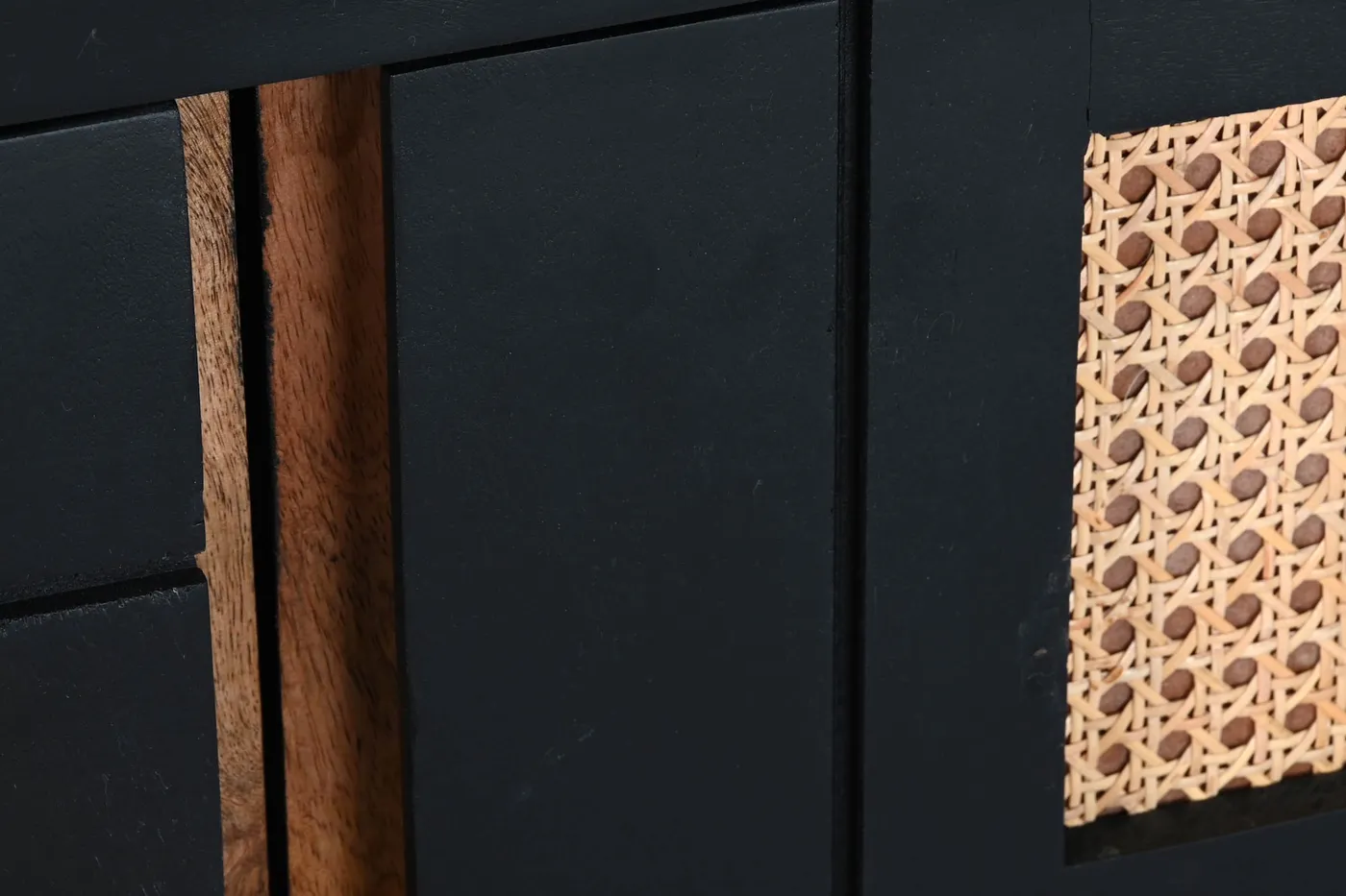 Mueble TV de mango y ratán negro — Foto 2