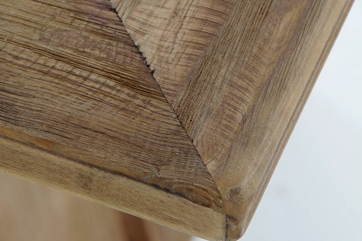 Mesa de comedor de madera y material reciclado natural — Foto 2