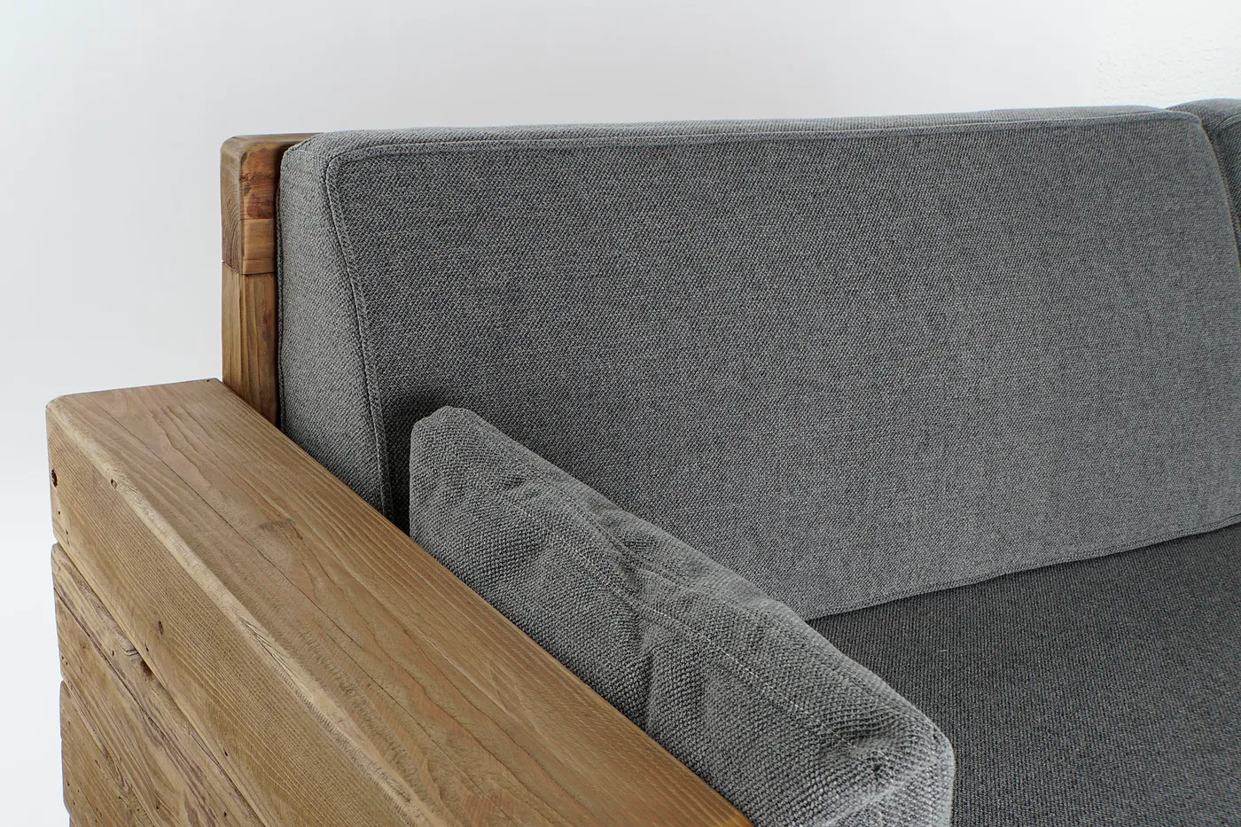 Sofá de madera y poliéster reciclado gris — Foto 2