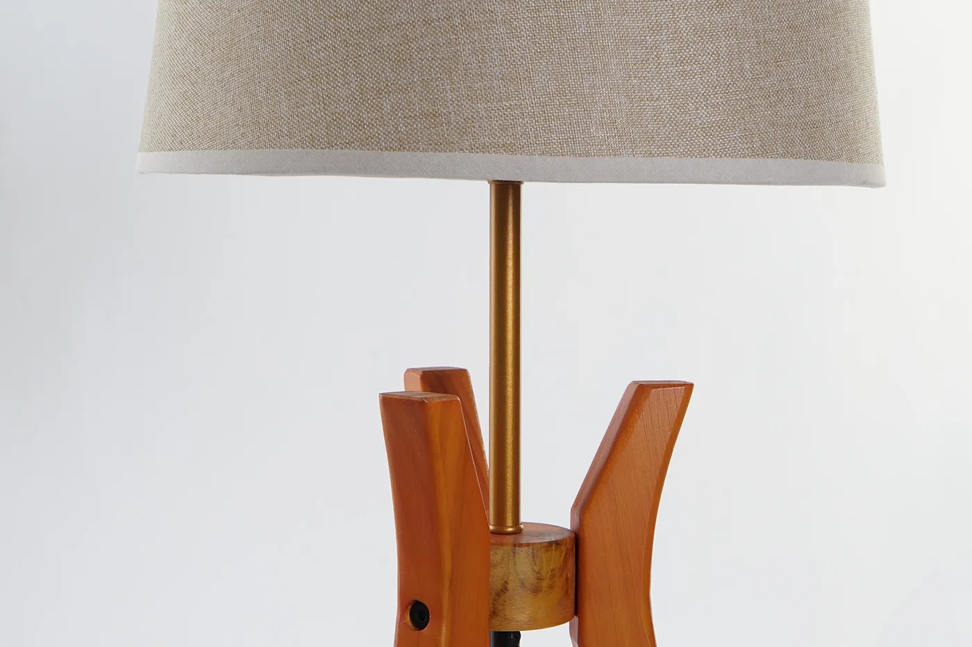 Wood polyester table lamp — Photo 2