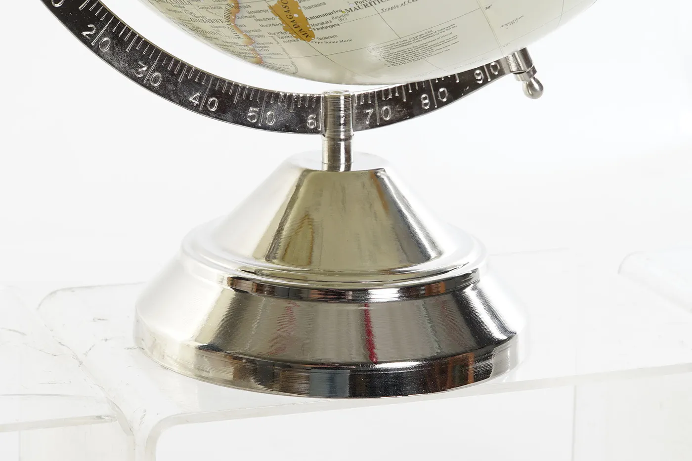 Metal globe with balls — Photo 2