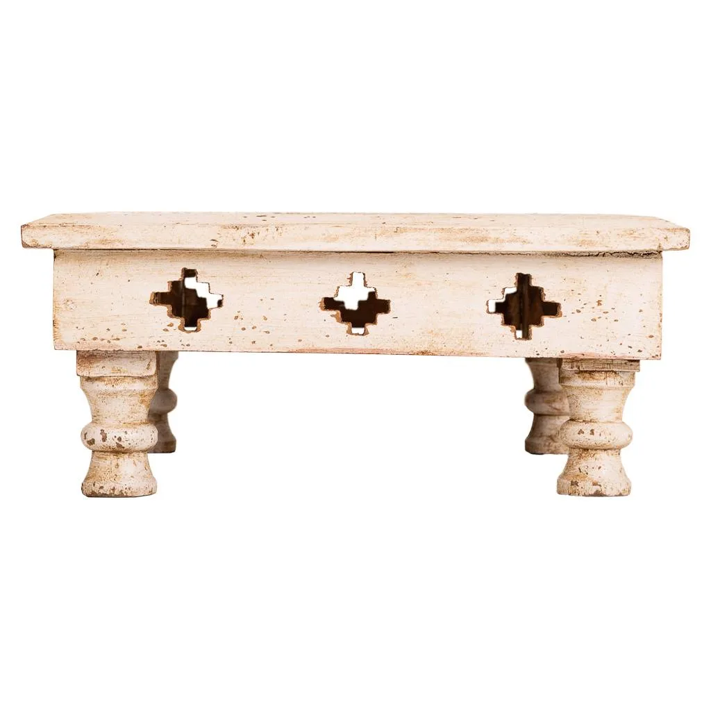 Mesa de centro tallada de madera beige — Foto 2