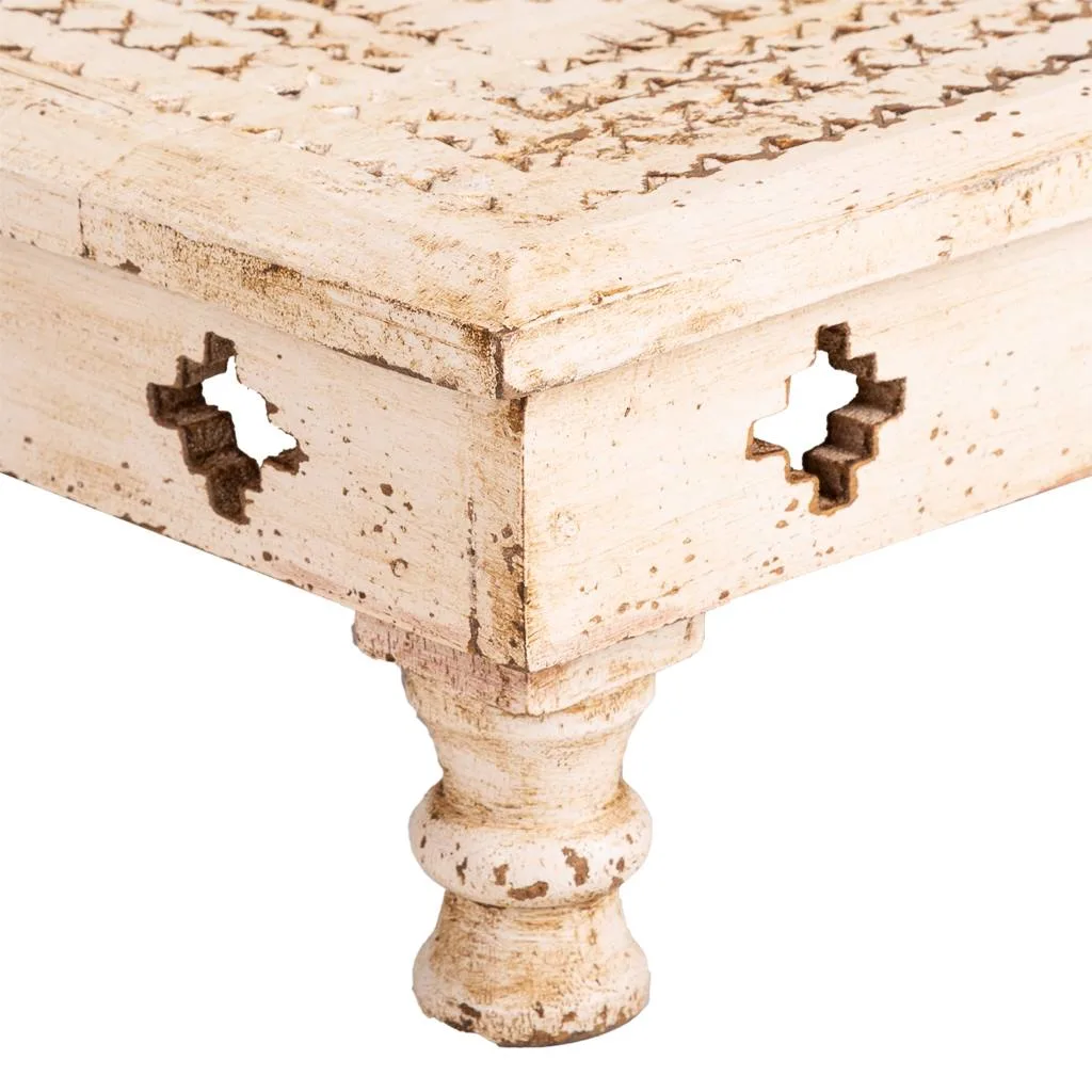 Mesa de centro tallada de madera beige — Foto 4